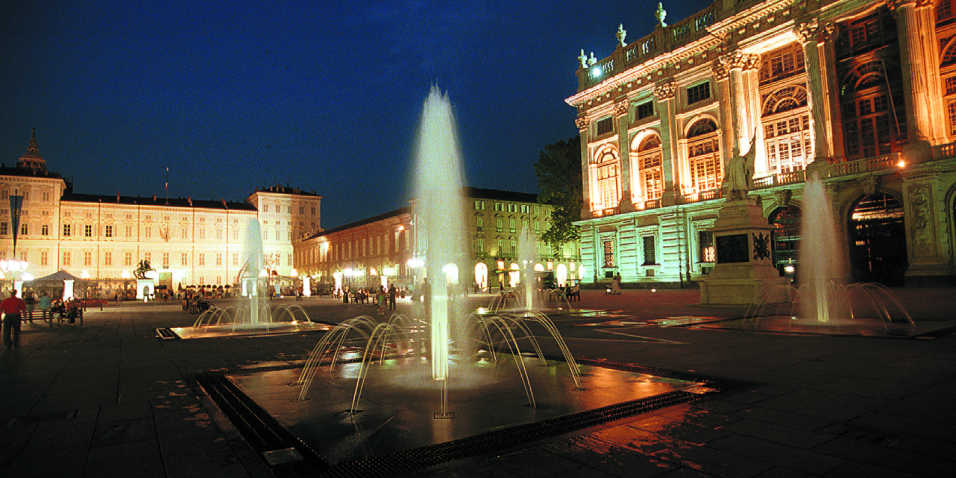 TORINO-by-night_piazza Castello
